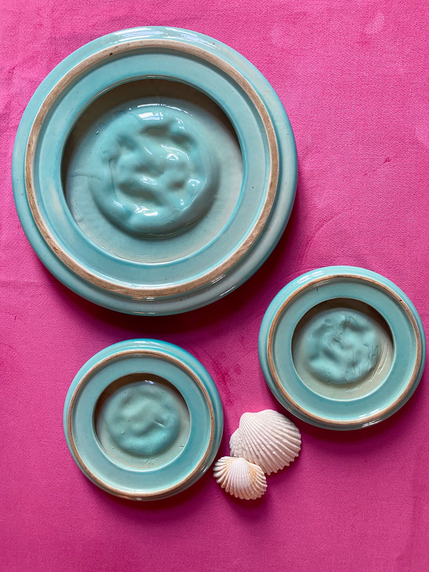 Ensemble turquoise de dessous de plat et dessous de bouteilles Art Déco