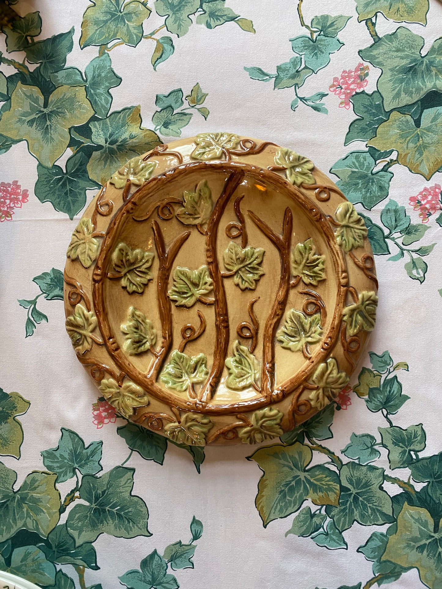 Plat en barbotine à décor de vigne feuillagée