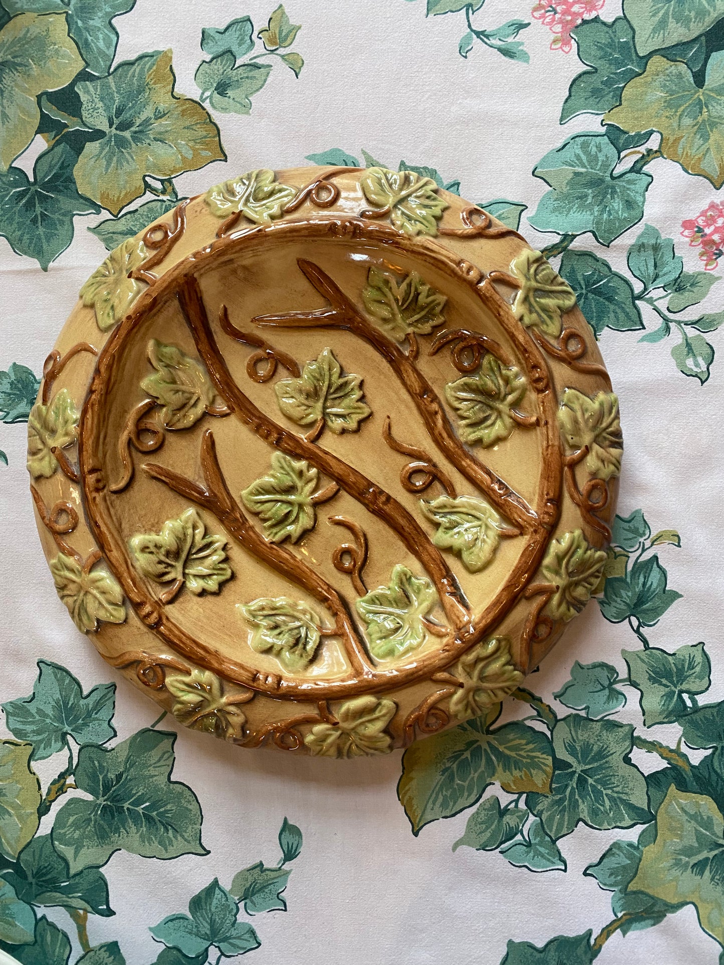 Plat en barbotine à décor de vigne feuillagée