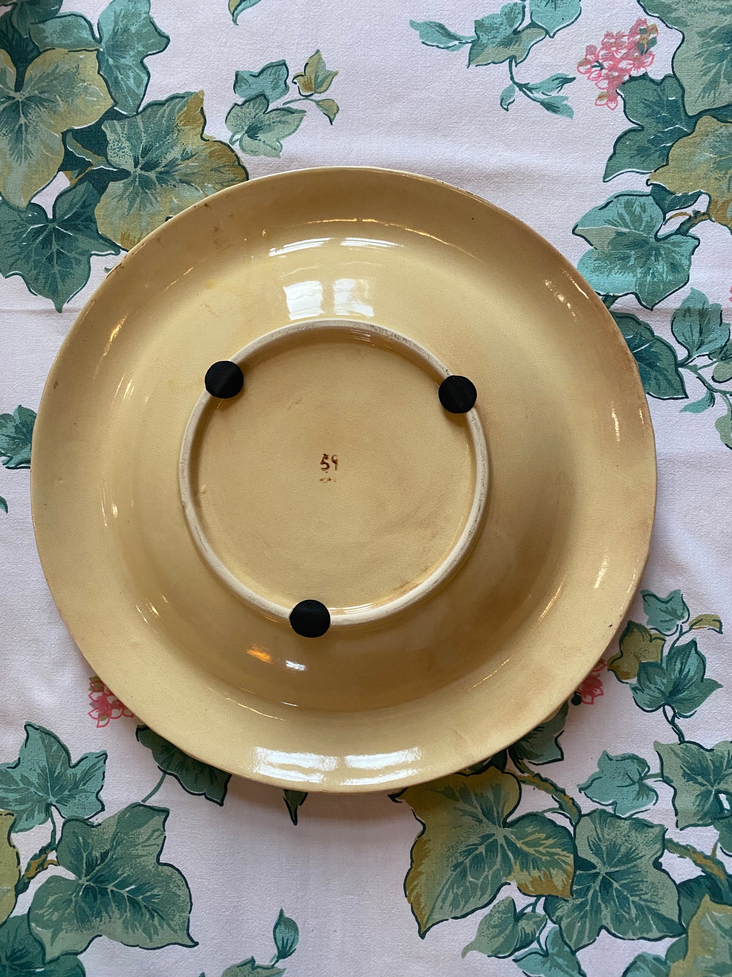 Plat en barbotine à décor de vigne feuillagée