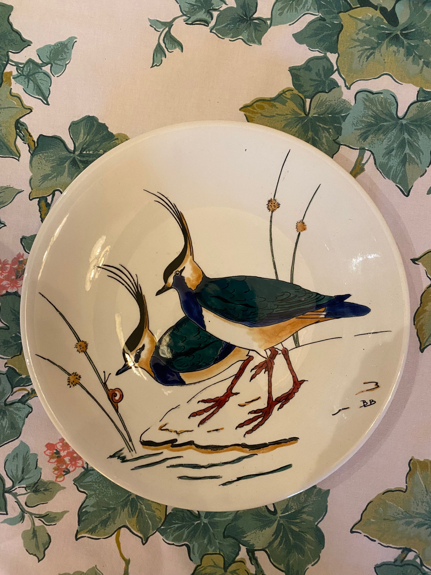 Paire d’assiettes Gien à décor d’oiseaux