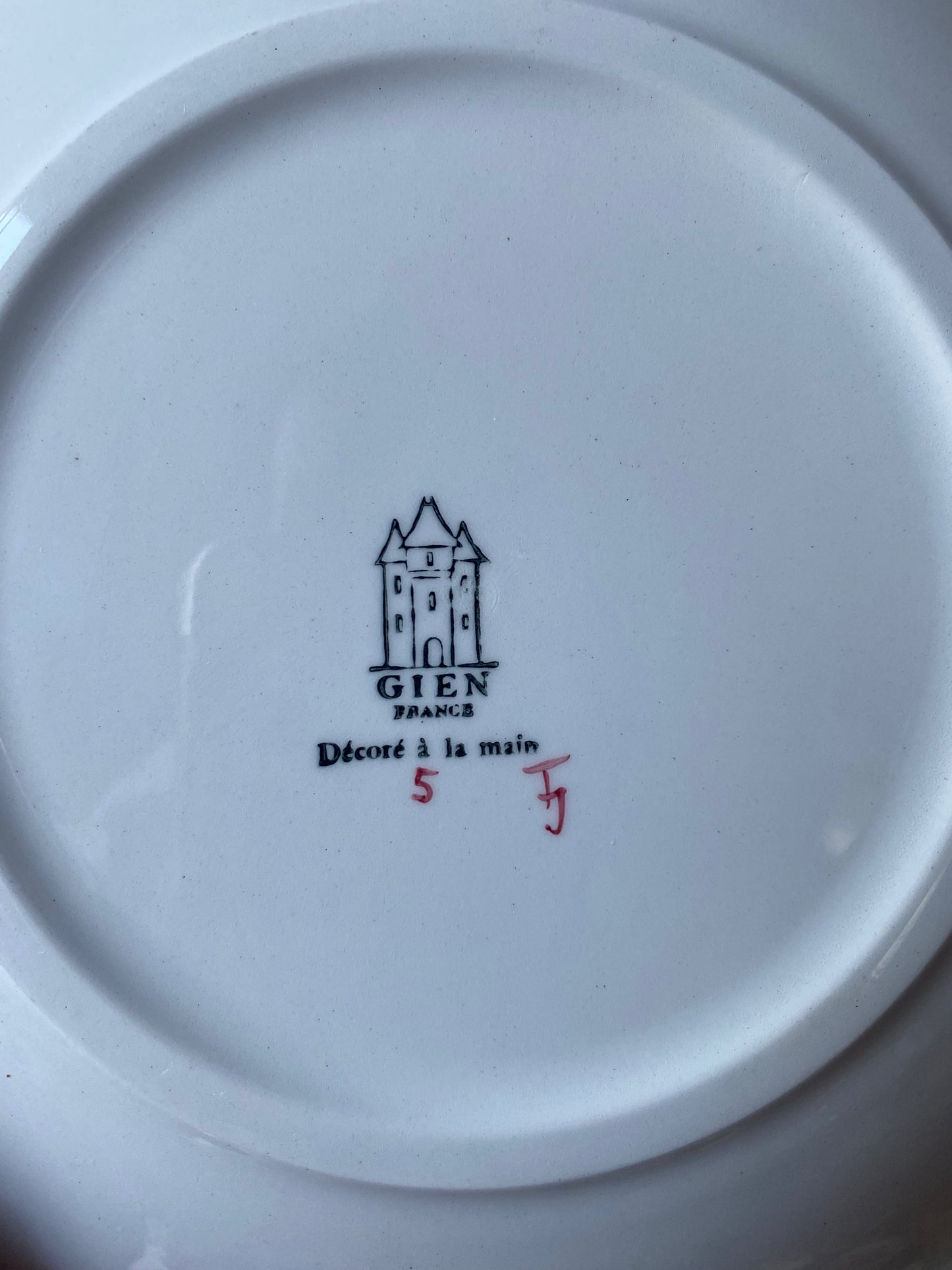 Paire d’assiettes Gien à décor d’oiseaux