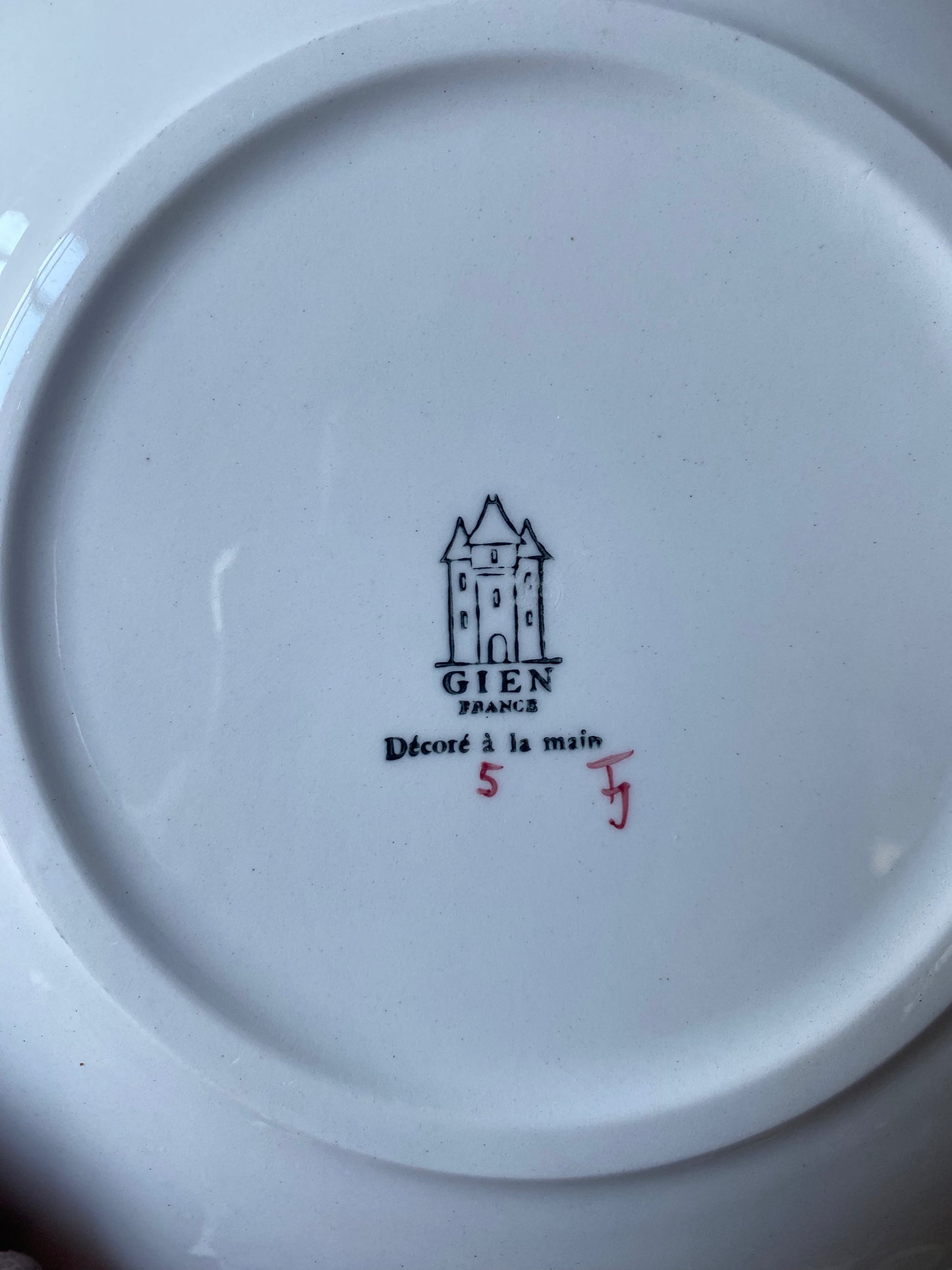 Paire d’assiettes Gien à décor d’oiseaux