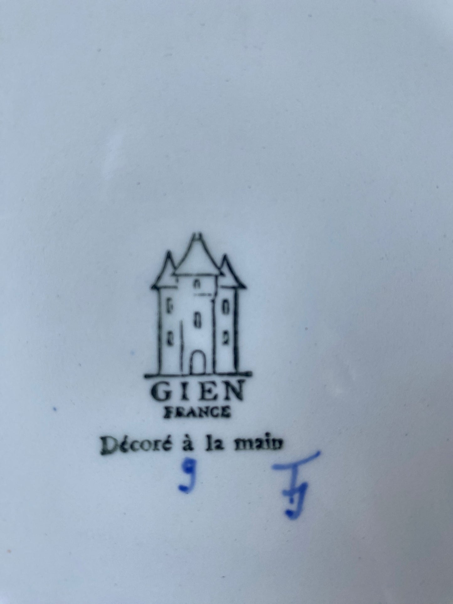 Paire d’assiettes Gien à décor d’oiseaux