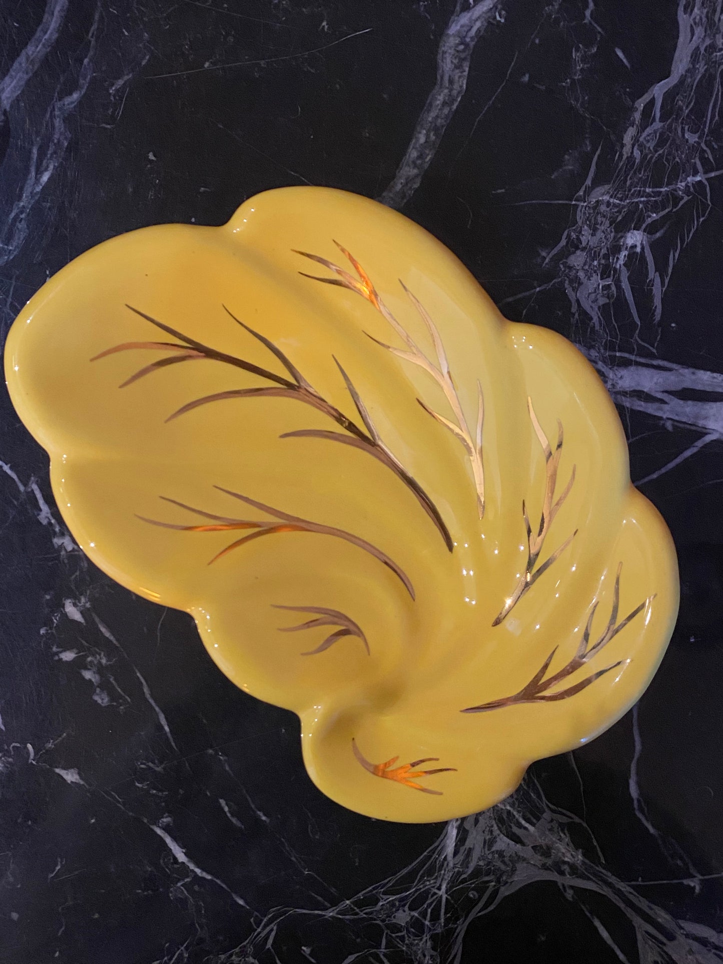 Feuille en faïence émaillée jaune