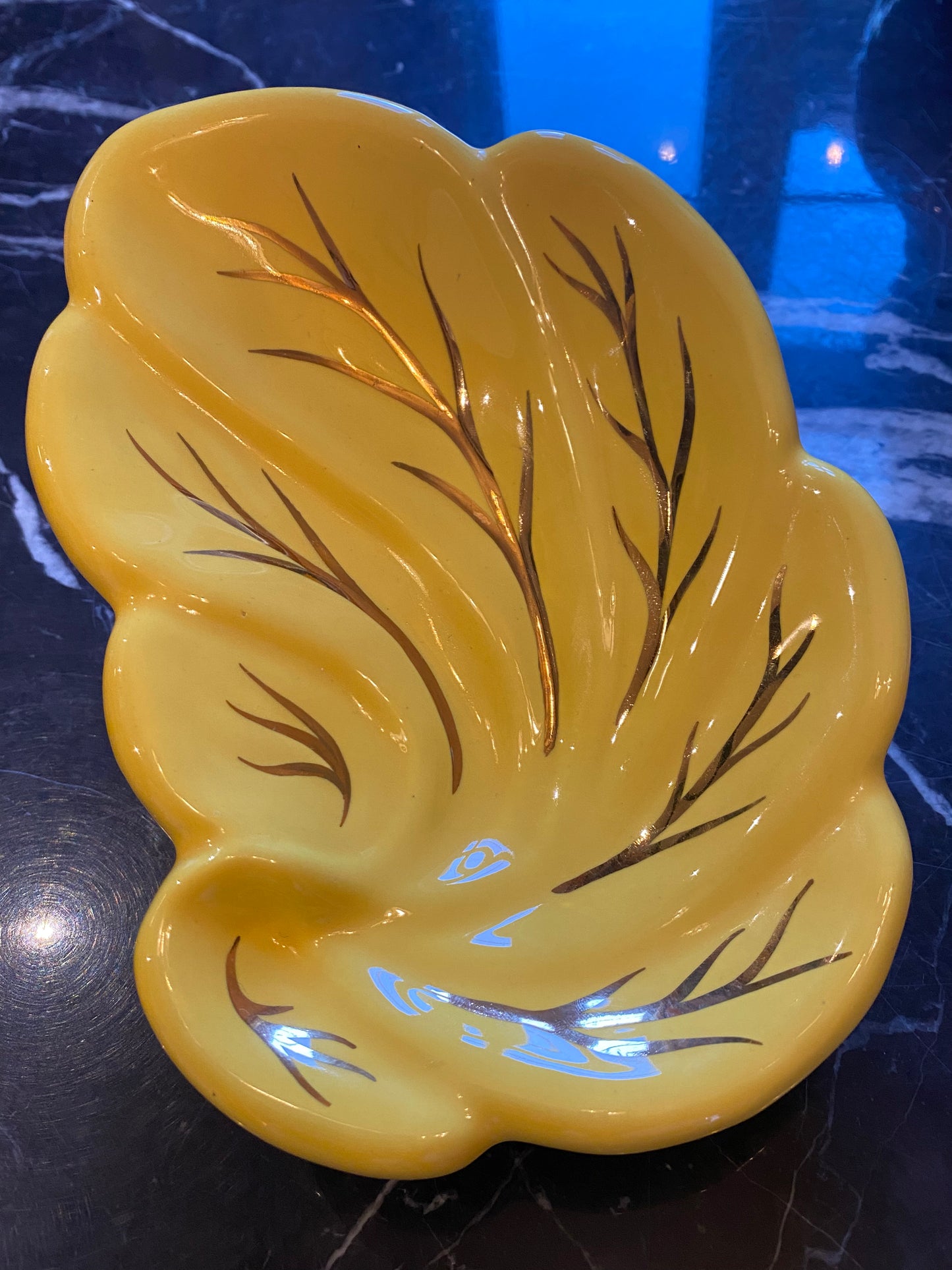 Feuille en faïence émaillée jaune