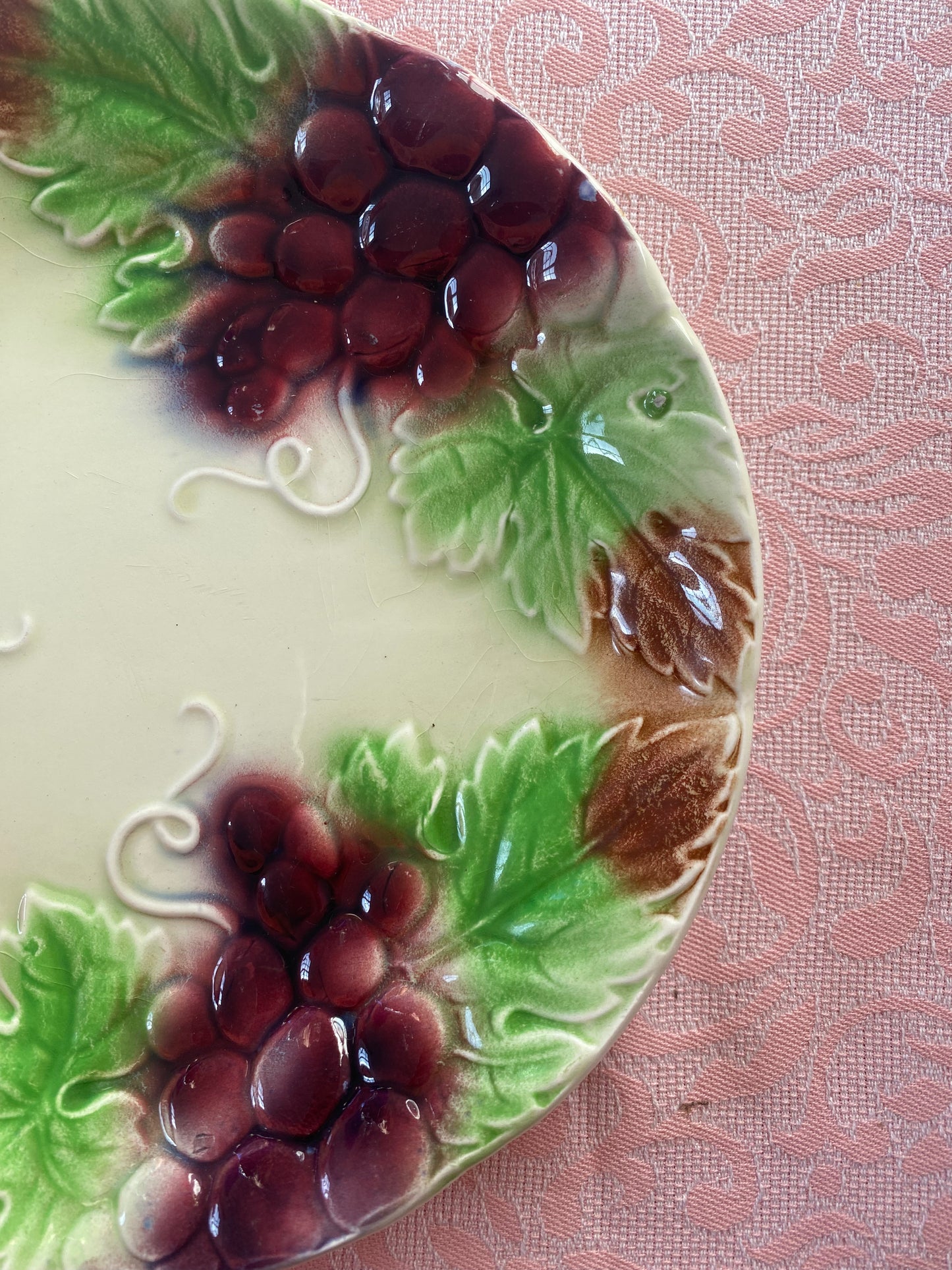 Série de six assiettes en barbotine à décor de raisins et feuilles de vigne. 1900