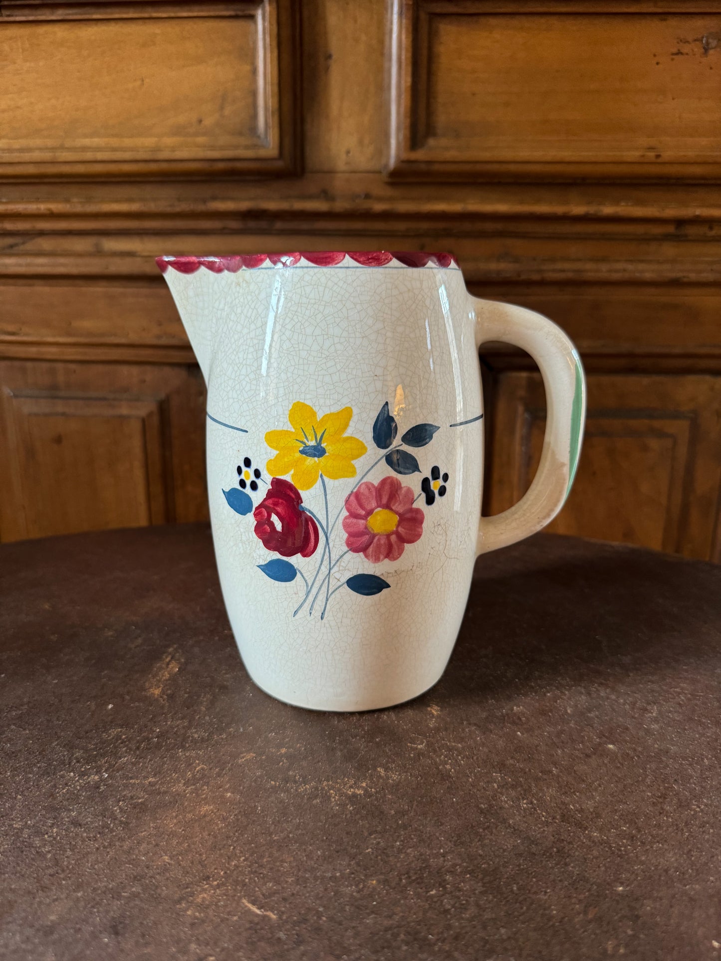 Charmant pichet au bouquet de fleurs des champs