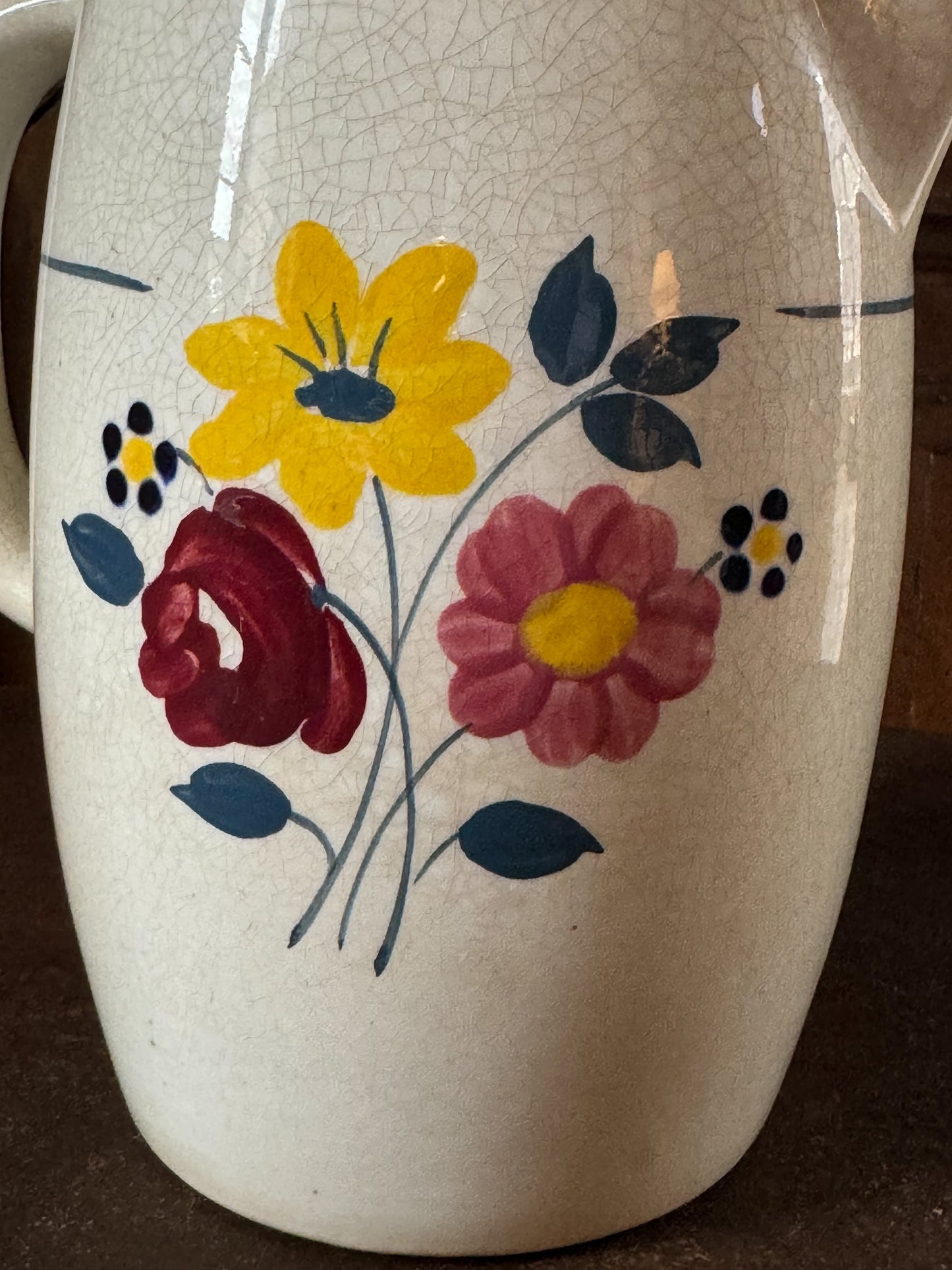 Charmant pichet au bouquet de fleurs des champs