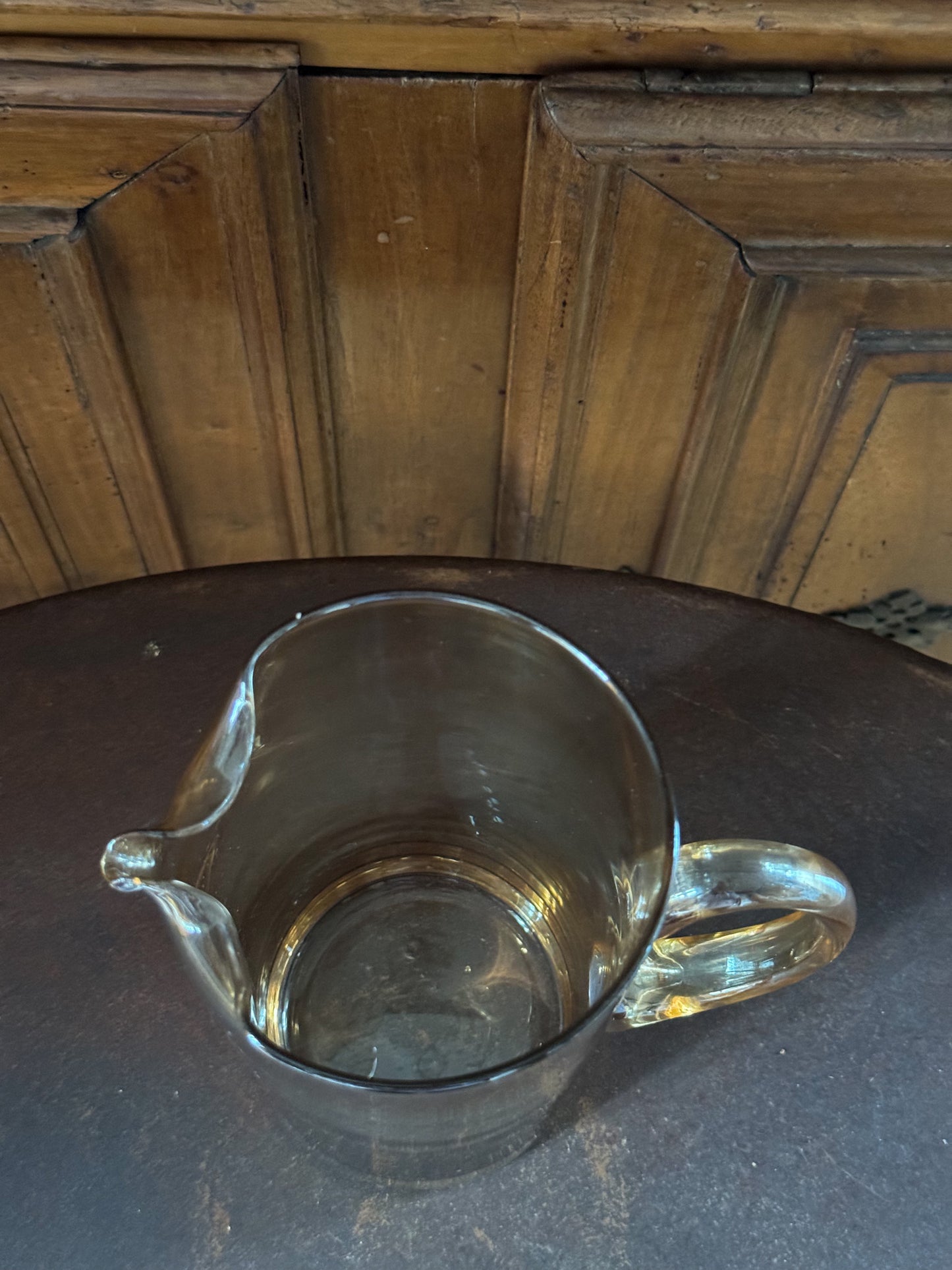 Grand pichet en verre nuancé doré