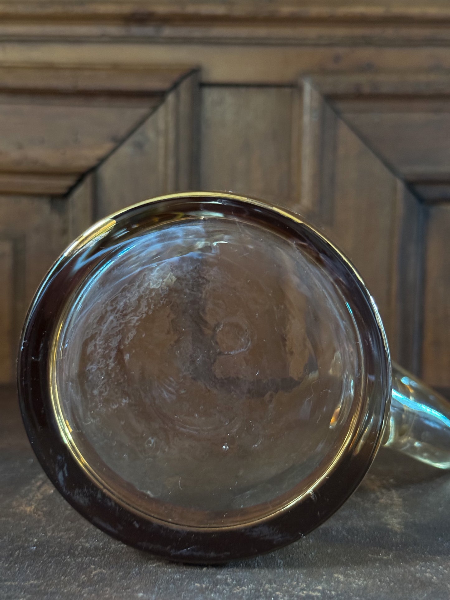Grand pichet en verre nuancé doré