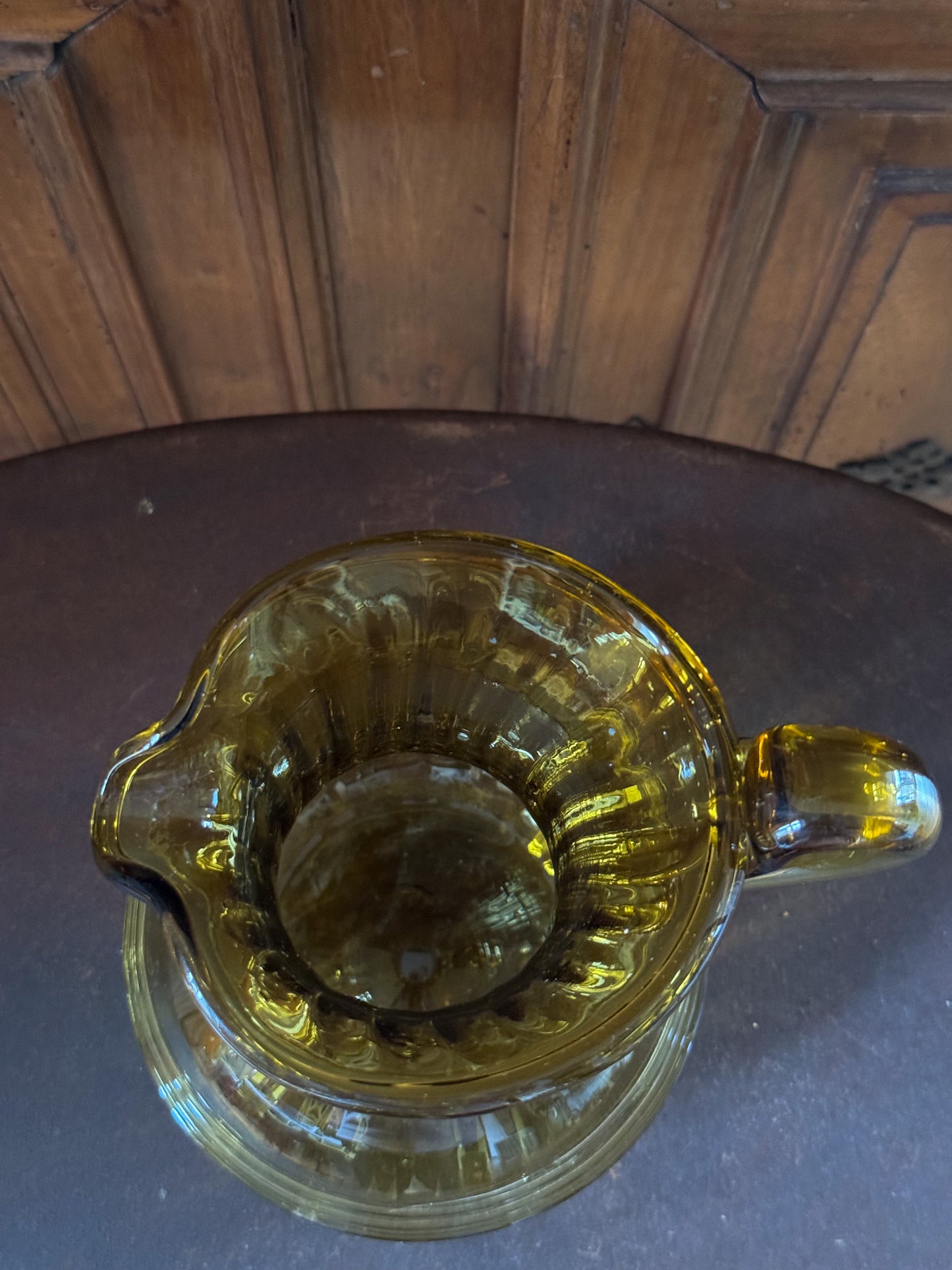 Broc à anse en verre soufflé jaune