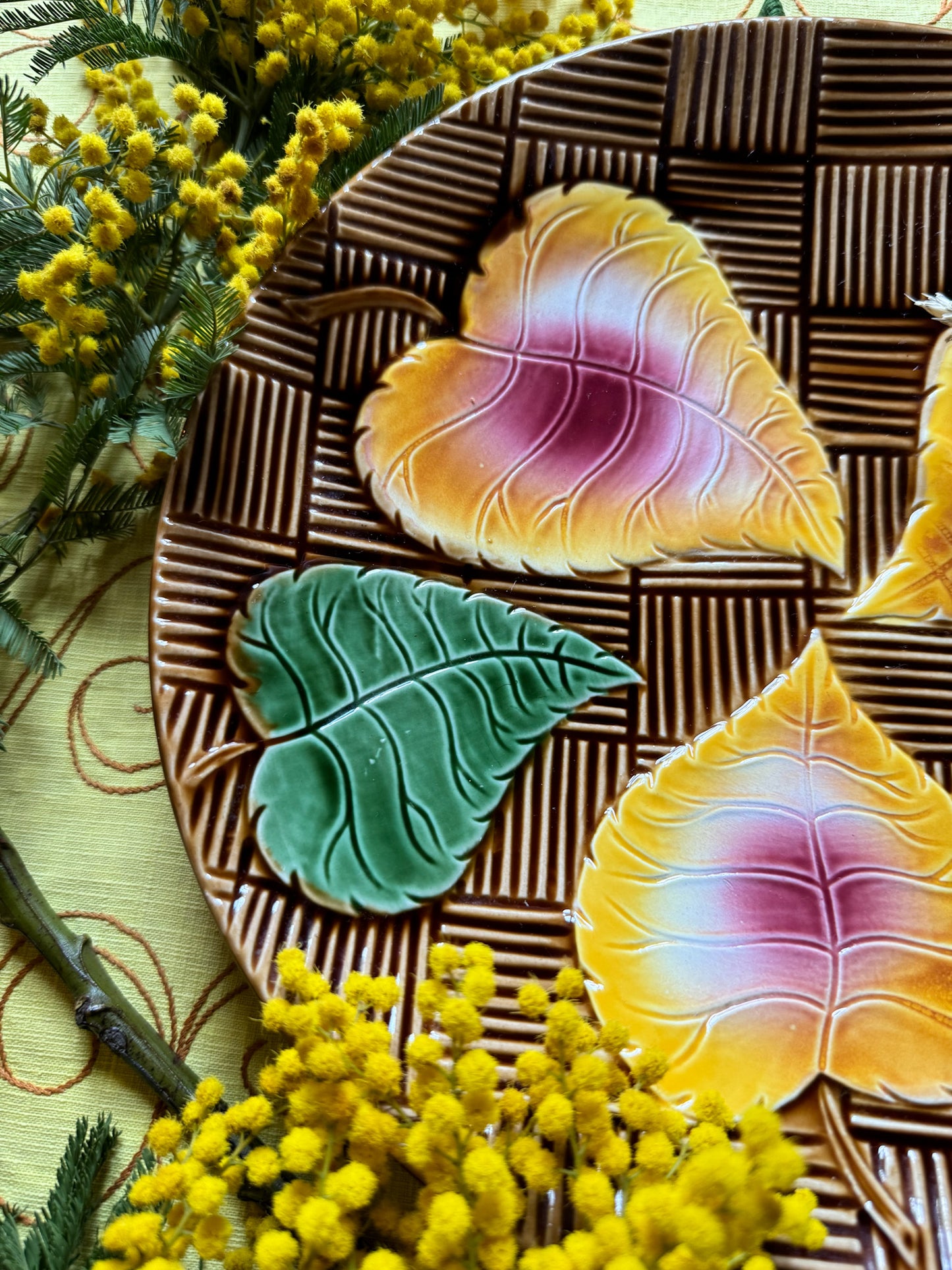 Grand plat Sarreguemines à décor de cinq feuilles