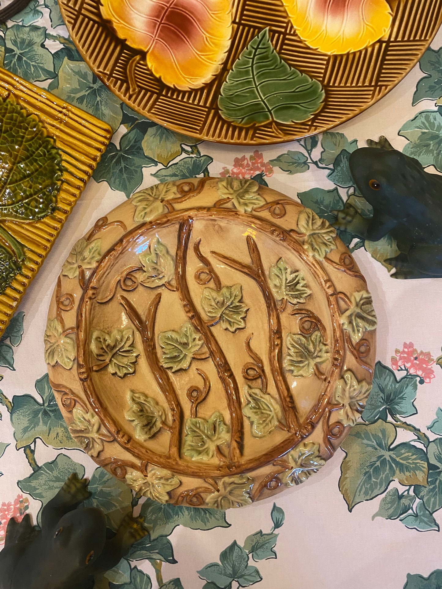 Plat en barbotine à décor de vigne feuillagée