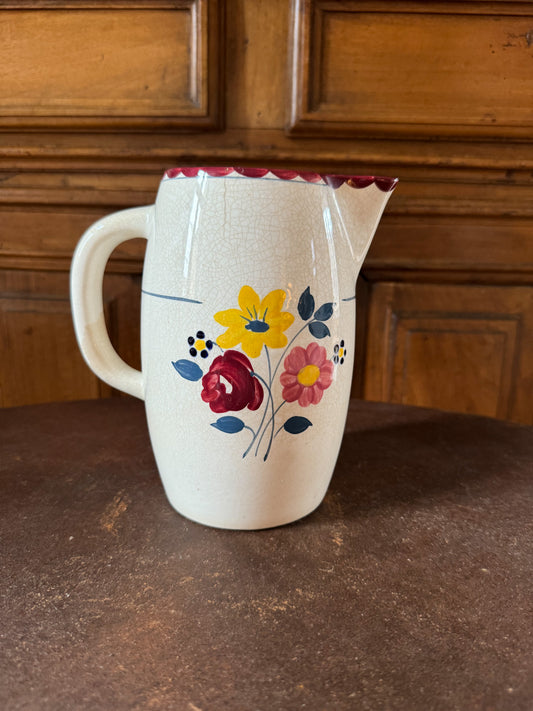 Charmant pichet au bouquet de fleurs des champs
